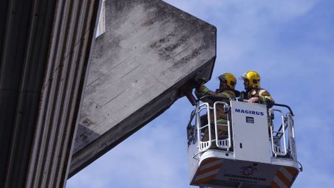 Bomberos retiran cascotes del estadio de Riazor 