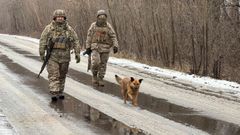 Soldados ucranianos patrullan en Konstantinovka, Donetsk. 