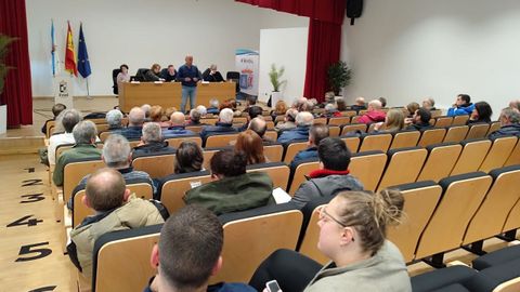 El Concello organizó una reunión informativa para que los vecinos de la parroquia de Vilalvite despejaran dudas con respecto a la implantación de la explotación