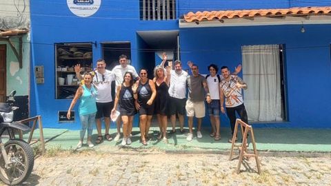 Luis Veira (segundo por la derecha) junto al resto de cocineros que forman parte del proyecto �Estrellas por el mundo�