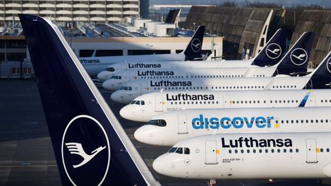 Varios aviones estacionados en el aeropuerto de Fr�ncfort, en Alemania.