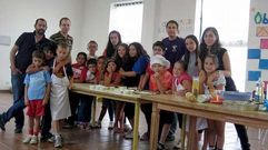 En el campamento de verano de Vilatuxe prepararon postres que luego merendaron.