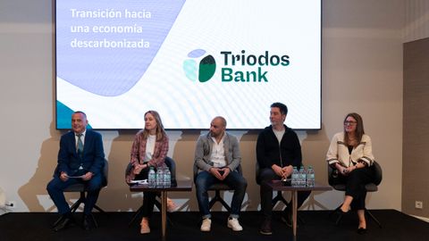 Participantes del acto, durante un momento de la sesi�n.
