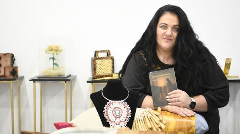 Jose Campaa con su libro De nia artesana a mujer, en el taller estradense de Ondas do mar. Entre las clases que da aqu y las que imparte en A Estacin (en Vedra), sigue transmitiendo la tradicin del encaje entre alumnas de todas las edades, incluso de ms de 80 aos. Lo que no hay es nias. Es una pena, porque las mams no vemos la artesana como un saber productivo.