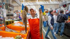 Santiago Pesqueira, de Pescados y Mariscos Cachadas, con dos pulpos que vendi� en su puesto en la plaza de Pontevedra