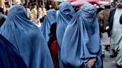Mujeres afganas en un mercado en Kabul.