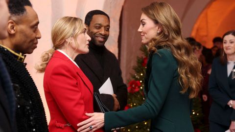 Kate Winslet y Chiwetel Ejiofor saludan a la princesa de Gales