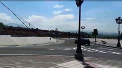 Un coche entra en la glorieta elevada desde el recien inaugurado puente de La Florida.Un coche entra en la glorieta elevada desde el recien inaugurado puente de La Florida 