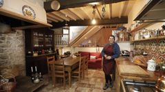 Cristina Gonzlez, impulsora junto con su pareja del proyecto AlasRaces, en la lareira de la casa de Xerdiz donde organizan conciertos y otras actividades socioculturales