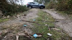 Restos de preservativos tirados en la zona de las antenas de A Caeira, entre Poio y Pontevedra