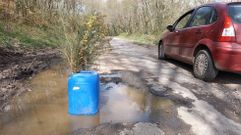 El agua de las �ltimas lluvias se acumula en torno al bid�n que sostiene la original se�alizaci�n