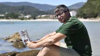 Fran J. Lest�n en la playa de Abelleira, uno de sus rincones preferidos de Muros