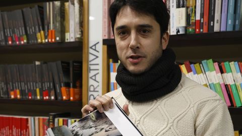 Carlos Folgoso trabaja desde hace varios a�os en un proyecto sobre memoria e identidad que ha denominado �Al�n do lago�, t�tulo que hace referencia a la idea de cruzar determinados espacios, como lagos, r�os o embalses, en diferentes puntos de Galicia, un viaje que �supon�a entrar en otro mundo, tanto f�sico como emocional, un territorio m�s all� del paisaje inmediato�, de gran carga simb�lica. 