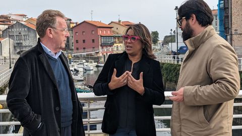 La diputada del PP Sandra Camino junto al alcalde de Llanes, Enrique Riestra, y el teniente de Alcald�a, Tom�s Antu�a
