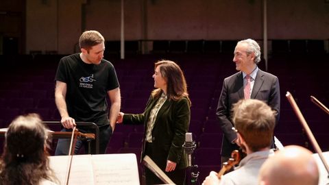 La alcaldesa, In�s Rey, con el director de la OSG, Roberto Gonz�lez-Monjas, y el gerente de la orquesta, Juan Antonio Cu�llar, durante un ensayo previo al concierto que ofrecieron este mi�rcoles en Londres