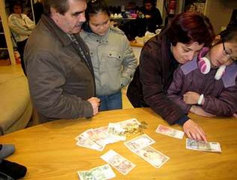 Algunos ni�os no conoc�an las pesetas y sus padres les est�n ense�ando su valor.