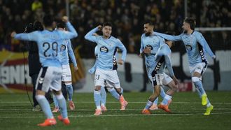 Los jugadores del Celta celebran el pase en Copa tras superar al Sant Andreu en los penaltis.