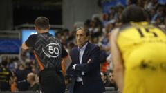 Luis Casimiro sigue con atenci�n el partido ante el Tenerife desde su banquillo en el Pazo