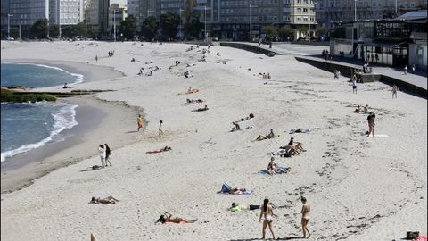 El sol y el calor animó a los coruñeses a acudir a las playas y a caminar por el paseo marítimo