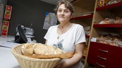 Maria Jos� Mart�nez, con el pan de Muros