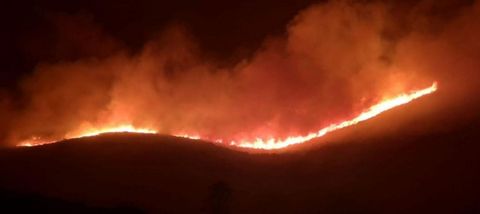 Uno de los frentes del incendio de Muos alcanz por la noche una gran extensin