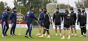 Eduardo Berizzo saludando al reci�n llegado Madinda, que ya se ejercit� en la ma�ana de ayer con su equipo. 
