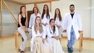 Grupo de m�dicos residentes del Chuac premiados por el Inibic por sus proyectos de investigaci�n. De izquierda a derecha: Patricia Rey P�rez, directora de la Fundaci�n INIBIC; Rosario L�pez Rico, responsable de formaci�n sanitaria especializada en el Chuac; Cristina Fern�ndez Quiroga, MIR de Psiquiatr�a; Luc�a Garc�a de Arco, MIR de Urolog�a; Alberto Ni�ez D�az, MIR de Neurocirugia; Cristina Balboa Mejuto, MIR de Neumolog�a; y Alba Salvado Gonz�lez, MIR de Oncolog�a