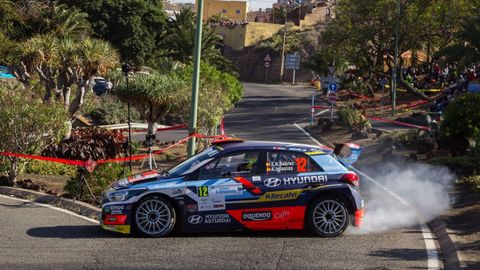 Jos� Antonio Su�rez �Cohete� y su copiloto Alberto Iglesias, con el Hyundai i20, en uno de los tramos del pasado Rallye de Canarias