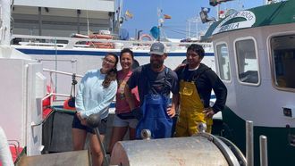 La joven Ant�a Dom�nguez, con Miguel, el capit�n del Virxen do Roc�o; John, marinero, y Ver�nica, la tutora