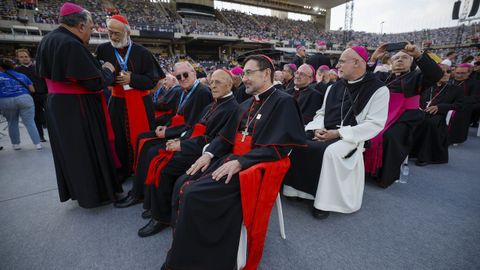 El arzobispo de Madrid, Jos� Cobo, espera junto a otros cl�rigos a que empiece la vigilia.