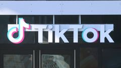 El logotipo de TikTok en su sede en Culver City, California