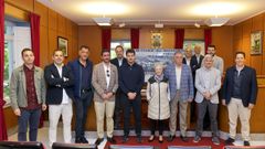La plana mayor de los concesionarios gallegos se reuni� este martes en el sal�n de plenos del Concello de Oleiros para presentar la quinta edici�n de la Feira do Autom�bil de Perillo, que se celebra del 21 al 23 de mayo. �A estrada nacional sexta � un escaparate total�, aseguraron.  