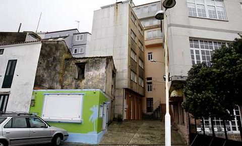 En el centro, el edificio situado en el Rueiro da Praia y cuya cuarta planta tiene orden de demolici�n.