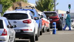 Caravana de coches esperando en el HULA para hacer las pruebas PCR