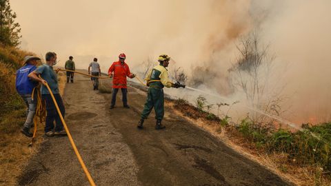 Incendio forestal en Meln, entre las aldeas de Quins y Vilaverde