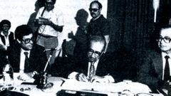 Firma de los Pactos del Hostal, en la que Ortiz estuvo presente, entre Jos� Luis Meil�n, Iglesias Corral y Miguel Sanmart�n.