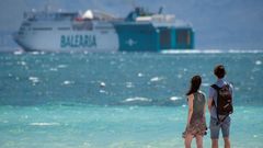 Una pareja, paseando por la playa de Alcudia