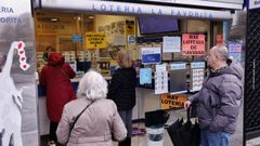 Muchos gallegos se acercaron este domingo a algunos de los principales puntos de venta para hacerse con un d�cimo antes del cierre de las administraciones.