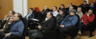 Empresarios y alcalde lalinenses, durante la reuni�n celebrada el martes en el aula de la UNED. 