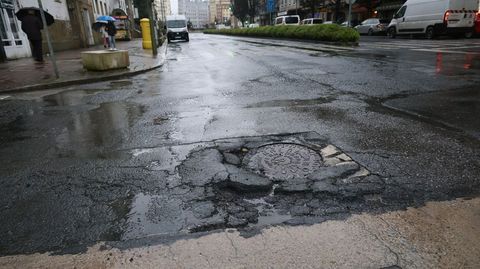 Carretera de Castilla con Euskadi, en febrero. Pavimento destrozado�en torno a una tapa de registro.
