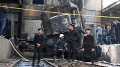 Miembros de las  fuerzas de seguridad, en el lugar donde se declar� el incendio