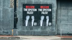 Carteles en una calle de Washington en los que aparecen Trump y Epstein