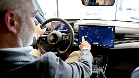 Jorge Valero, director comercial de la marca de coches chinos BYD, en uno de los concesionarios que venden sus veh�culos.