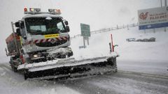 Una quitanieves despeja el acceso al puerto de Pajares
