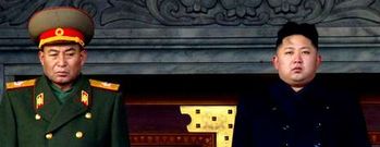 Imagen perteneciente al mes de diciembre del a�o pasado en la que el militar relevado acompa�a al nuevo l�der norcoreano.