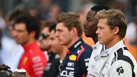 De izquierda a derecha, los pilotos de fórmula 1 Carlos Sainz, Fernando Alonso, Checo Pérez, Max Verstappen, Joshua Pearce (encarnado por Damson Idris) y Sonny Hayes (Brad Pitt), en una escena de la película.