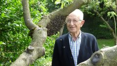 As� se coge un enjambre de abejas con 93 a�os