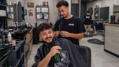 Eduardo y Ra�l, en su local