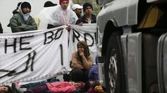 Los refugiados bloquean la autopista que une Grecia y Macedonia