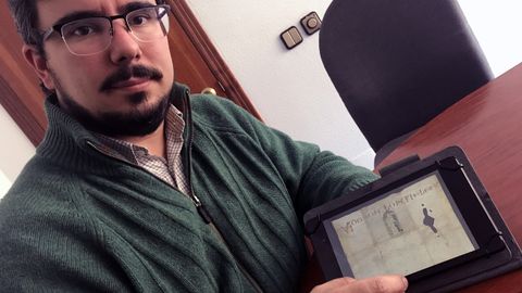 lvaro Solona, medievalista de la Universidad de Oviedo, muestra un cartel vinculado al Camino del Salvador